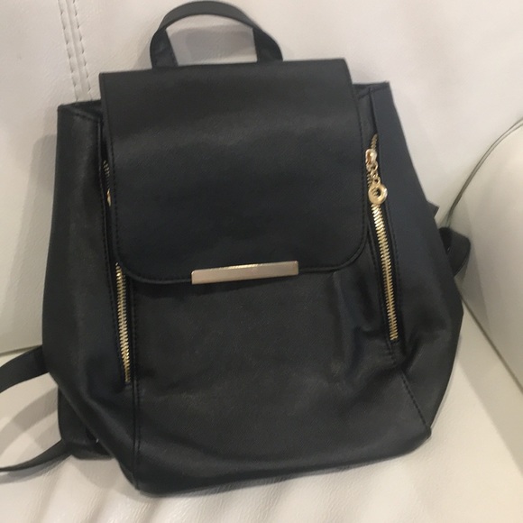 🖤 BRAND NEW 🖤 BLACK BACKPACK WITH GOLD DETAILS - Picture 8 of 8